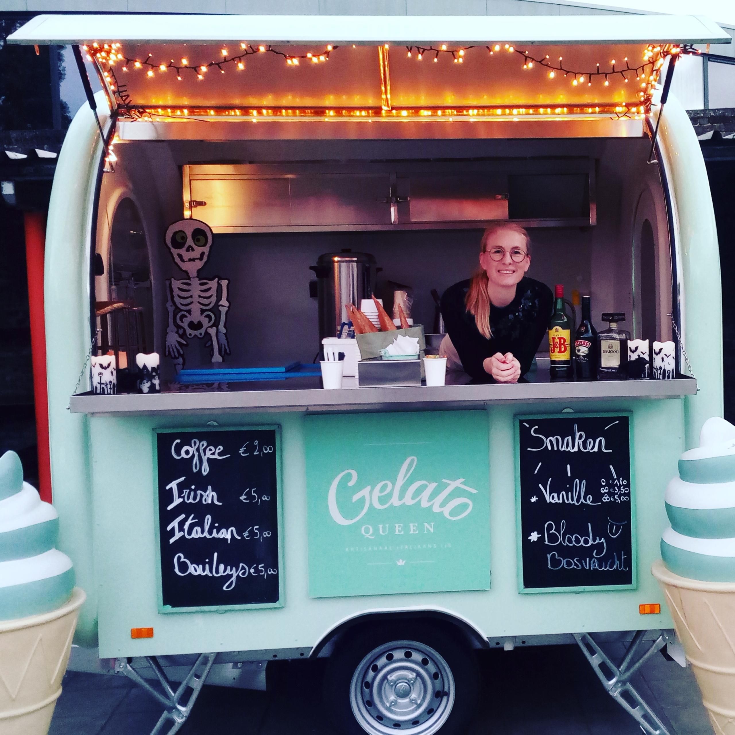 De Gelato Trailer met bediening, 's avonds verlicht